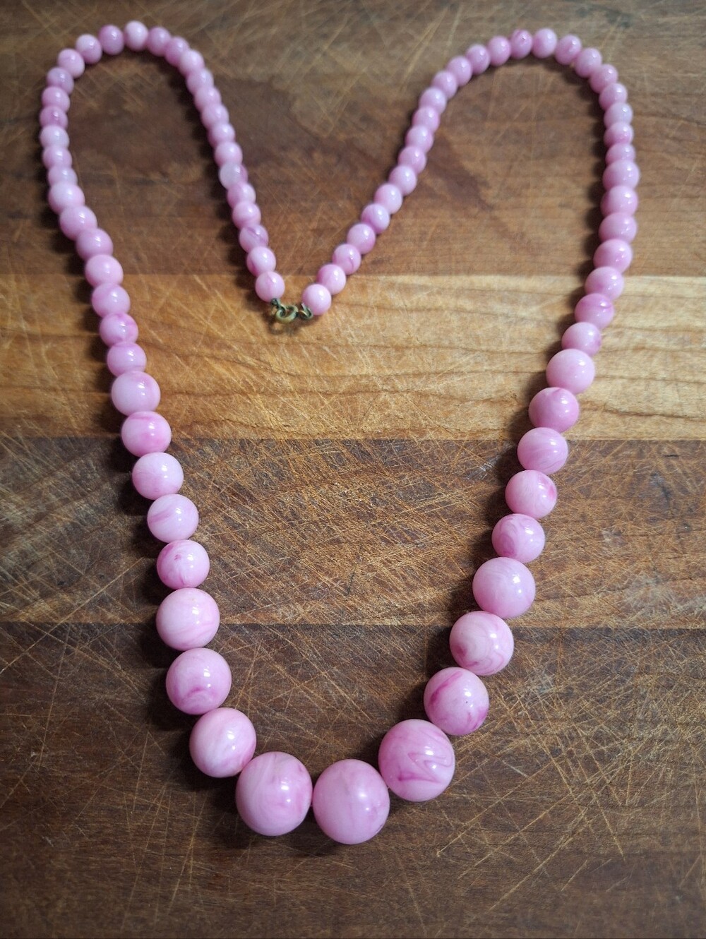Vintage Pink Beaded Women’s Necklace Marbled Swirl graduated Plastic
